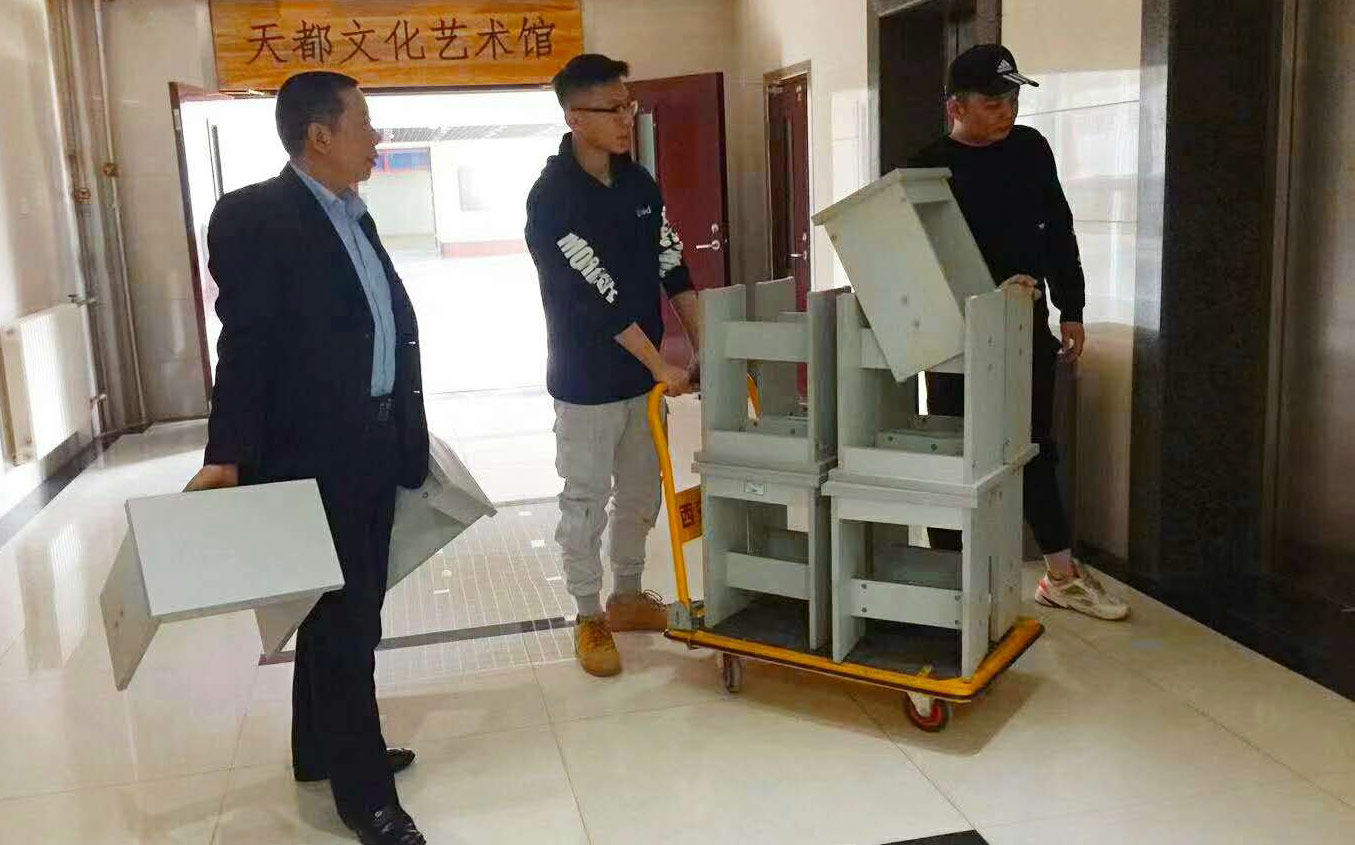 我校工程技术学院各极领导与老师们亲自参与搬迁